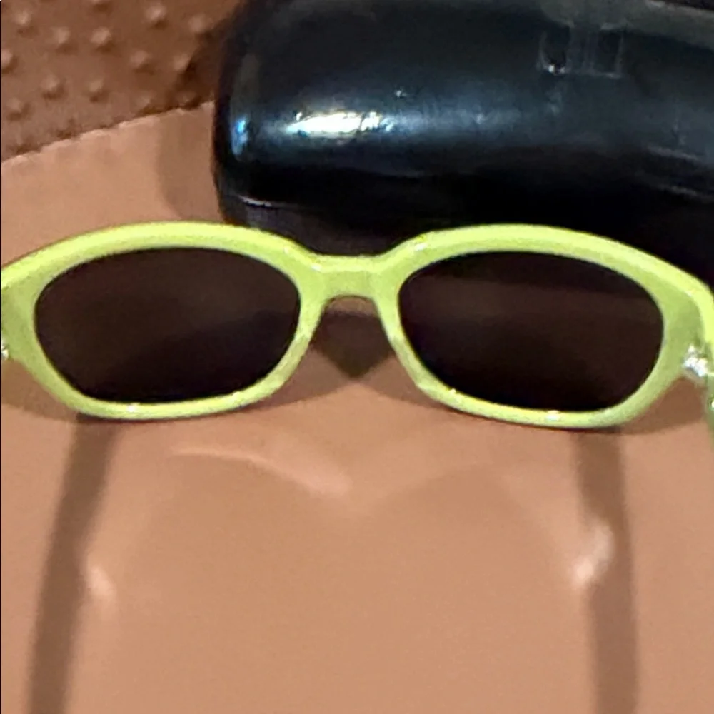 Jennifer Lopez Black and Lime Sunglasses - Picture 5 of 6